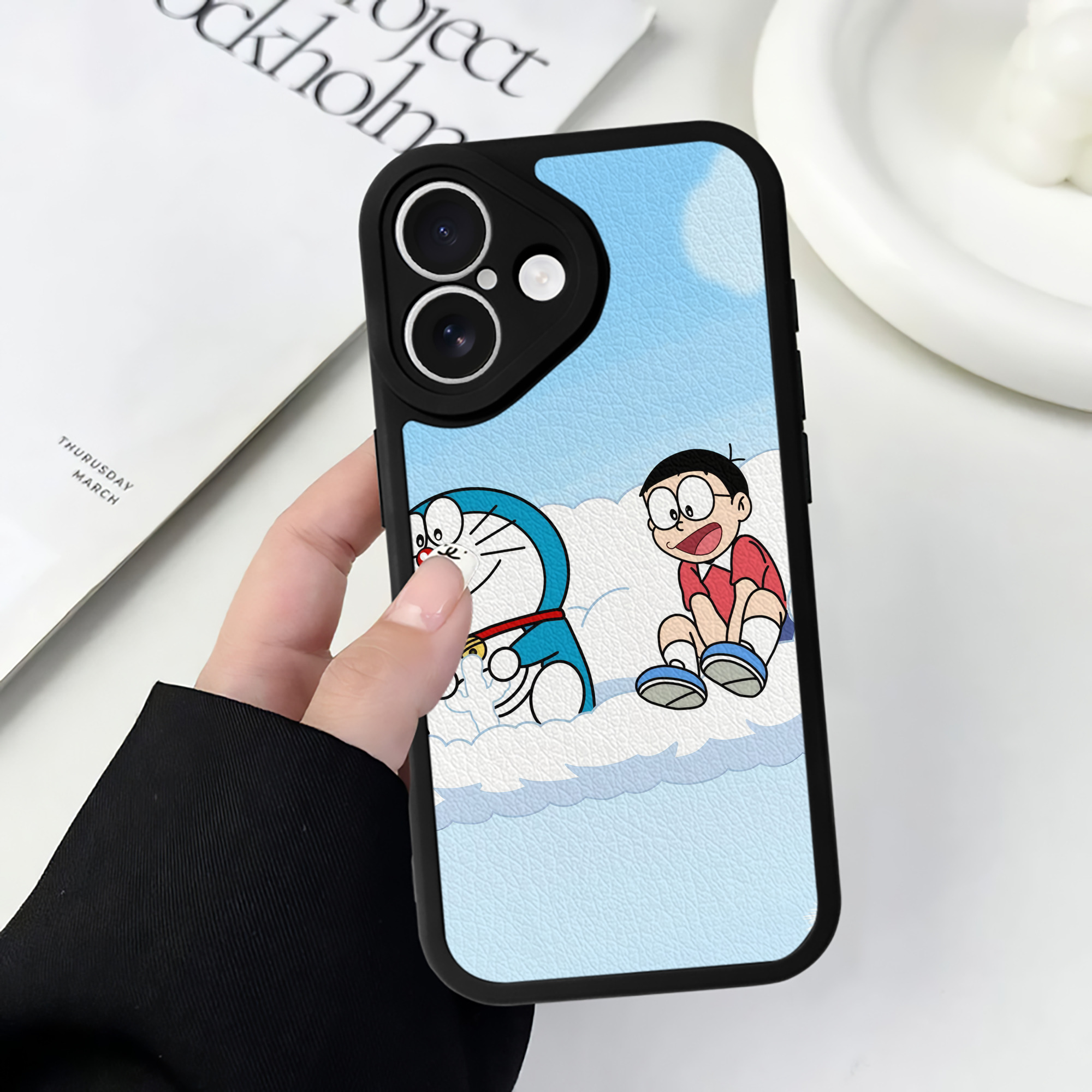 （画像用） ドラえもん Doraemon 【iPhone 16シリーズ対応】シリコンスマホケース（レザー調） 材質：シリコン